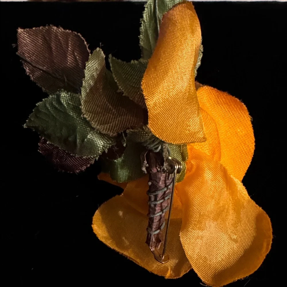 5 Vintage Millinery Floral Brooches - Cream (2), Pink, Beige and Orange - Picture 12 of 16